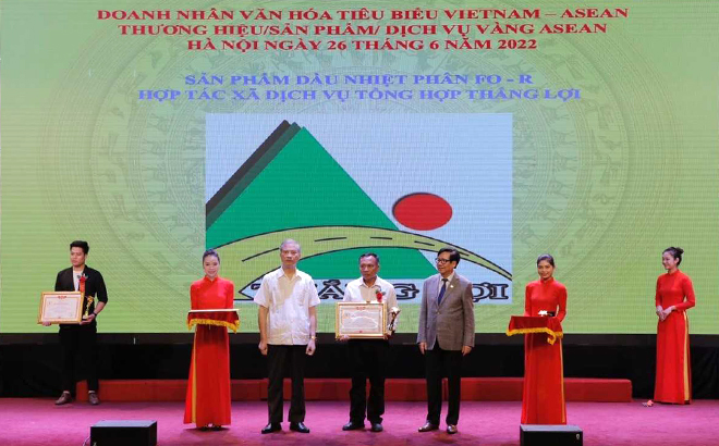 Ban Tổ chức trao Giấy chứng nhận sản phẩm Vàng ASEAN 2022 cho Sản phẩm Dầu nhiệt phân FO-R của HTX Dịch vụ tổng hợp Thắng Lợi.