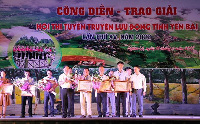 Đại diện lãnh đạo thị xã Nghĩa Lộ và Ban Tổ chức trao giải cho các đội tuyên truyền lưu động đoạt giải A toàn đoàn.