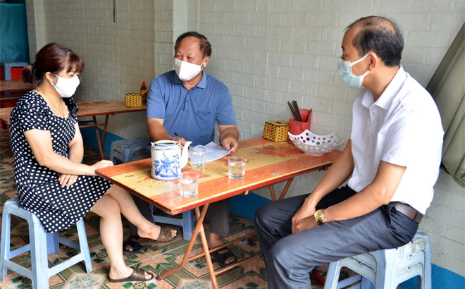 Encouraging families to disinfect and clean up the living environment after recovering from COVID-19 in Tran Yen district.