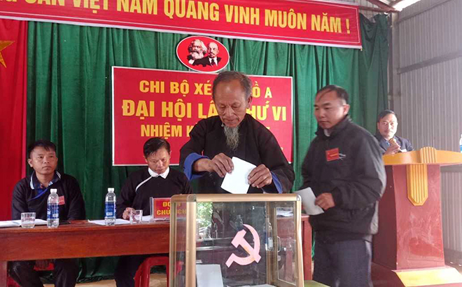 Đảng viên Chi bộ bản Xéo Dì Hồ A, xã Lao Chải bỏ phiếu bầu Ban Chi ủy Chi bộ tại Đại hội Chi bộ bản lần thứ VI, nhiệm kỳ 2022 - 2025.