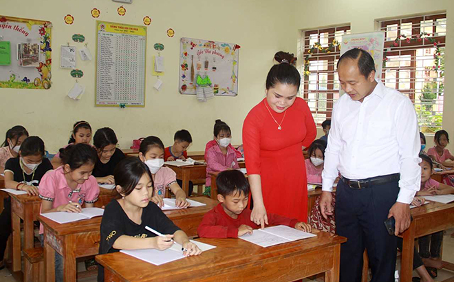 Ban Giám hiệu Trường PTDT bán trú Tiểu học Mỏ Vàng, huyện Văn Yên chú trọng kiểm tra hoạt động chuyên môn để có giải pháp kịp thời nâng cao chất lượng dạy và học.