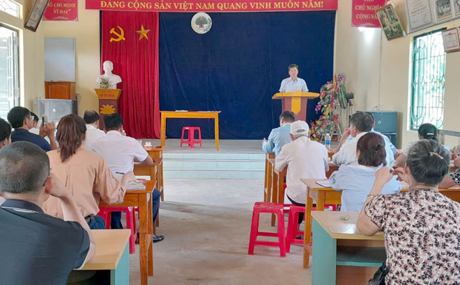Phó Chủ tịch UBND tỉnh Ngô Hạnh Phúc phát biểu tại buổi sinh hoạt với Chi bộ thôn Đoàn Kết, xã Cảm Ân, huyện Yên Bình