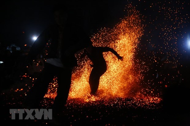 Lễ nhảy lửa của người Pà Thẻn là di sản văn hóa phi vật thể quốc gia.