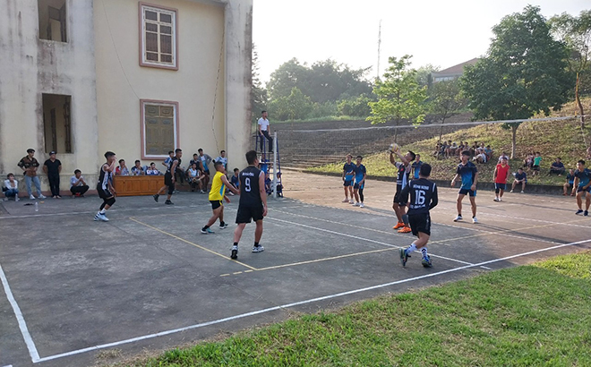 Đội bóng chuyền nam xã An Thịnh thi đấu tại Giải vô địch bóng chuyền huyện Văn Yên lần thứ 2 năm 2023.