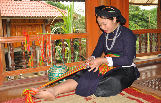 Phụ nữ dân tộc Tày xã Mường Lai lưu giữ, bảo tồn và phát huy nghề thêu, dệt thổ cẩm.