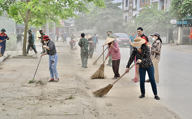 Nhân dân thị trấn Mậu A hưởng ứng phong trào “Mỗi ngày, mỗi người một việc, góp phần làm sạch môi trường”.
