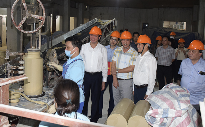 Chủ tịch UBND tỉnh Trần Huy Tuấn cùng đoàn công tác của Ban Kinh tế Trung ương khảo sát việc thực hiện chính sách BHXH tại Công ty cổ phần Sứ kỹ thuật Hoàng Liên Sơn
