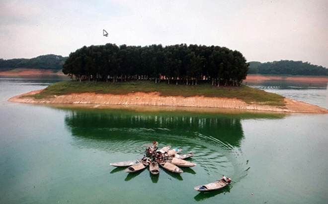 Huyện Yên Bình sở hữu vùng hồ thủy điện Thác Bà, là 1 trong 3 hồ nước nhân tạo lớn nhất Việt Nam, được ví như “vịnh Hạ Long trên núi” của vùng Tây Bắc. (Ảnh: Thanh Miền)