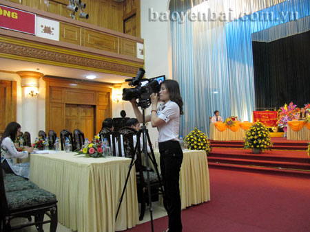 Cán bộ tuyên giáo Liên đoàn Lao động tỉnh tác nghiệp tuyên truyền tại Đại hội Công đoàn tỉnh.
