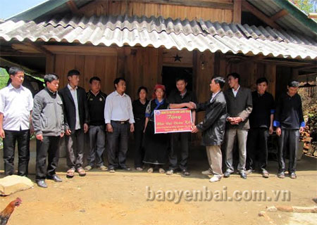 Lãnh đạo MTTQ huyện Mù Cang Chải trao nhà “Đại đoàn kết” cho hộ nghèo xã Dế Xu Phình.