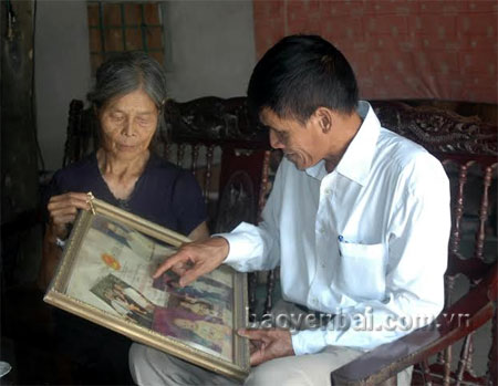 Lãnh đạo xã Phúc Lộc thăm hỏi động viên bà Nguyễn Thị Chất.