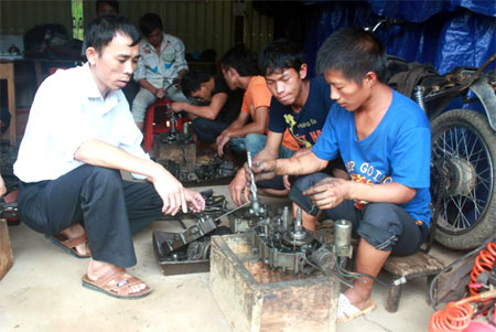 Học viên tham gia lớp học nghề sửa chữa xe máy tại xã La Pán Tẩn.
