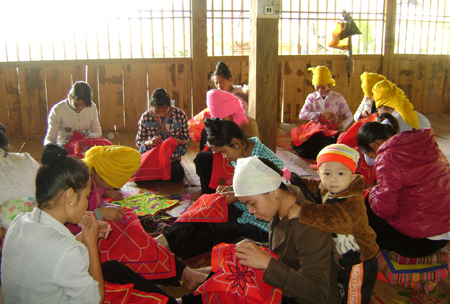 Lớp học nghề thêu thổ cẩm tại xã Phù Nham.