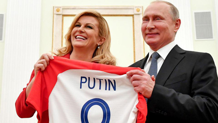 Tổng thống Croatia Kolinda Grabar-Kitarovic tặng áo thi đấu danh dự cho Tổng thống Nga Vladimir Putin.