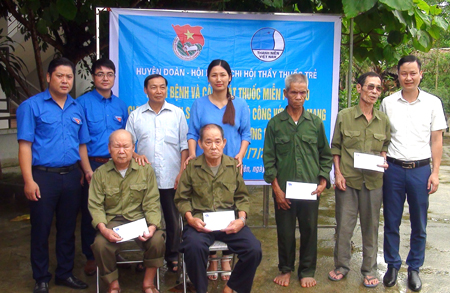 Bí thư Tỉnh đoàn Đoàn Thị Thanh Tâm tặng quà người có công tại Lục Yên.