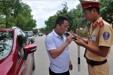 Cảnh sát giao thông huyện Văn Yên kiểm tra nồng độ cồn đối với người điều khiển phương tiện giao thông.