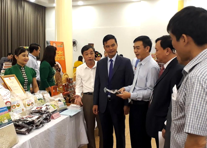 Đồng chí Dương Văn Tiến - Phó Chủ tịch UBND tỉnh tham quan gian hàng trưng bày, giới thiệu sản phẩm của Hội Sản xuất và Kinh doanh gạo Mường Lò tại ...
                    </div>
                    <div id=