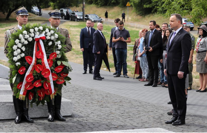 Tổng thống Andrzej Duda đặt vòng hoa tưởng niệm các nạn nhân vụ thảm sát tại thủ đô Warsaw.