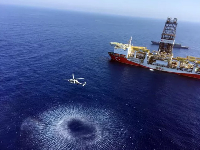 Tàu chở giàn khoan thăm dò dầu khí Fatih của Thổ Nhĩ Kỳ đang tiến về phía đông Địa Trung Hải gần đảo Cyprus.