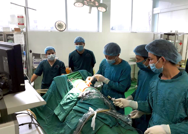 Đại tá, bác sỹ Lê Hồng Đức cùng kíp bác sỹ thực hiện tán sỏi ngược dòng cho bệnh nhân.