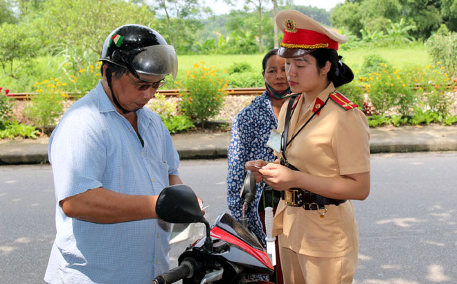 CÃ¡n bá» chiáº¿n sá»¹ Äá»i cáº£nh sÃ¡t giao thÃ´ng - tráº­t tá»±, CÃ´ng an huyá»n Tráº¥n YÃªn kiá»m tra cÃ¡c phÆ°Æ¡ng tiá»n tham gia giao thÃ´ng trong Äá»£t cao Äiá»m tá»ng kiá»m táº£ phÆ°Æ¡ng tiá»n.