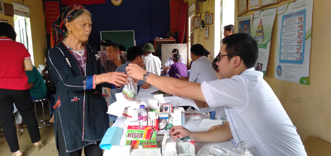 Đã có hơn 300 người cấp phát thuốc miễn phí và trao tặng túi thuốc gia đình.