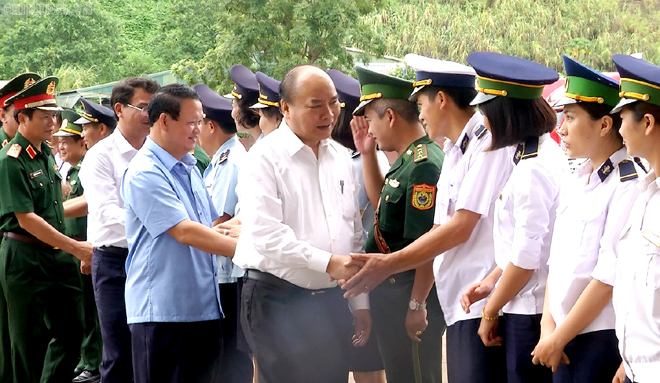 Thủ tướng đến thăm cửa khẩu quốc tế số II Kim Thành, tỉnh Lào Cai.