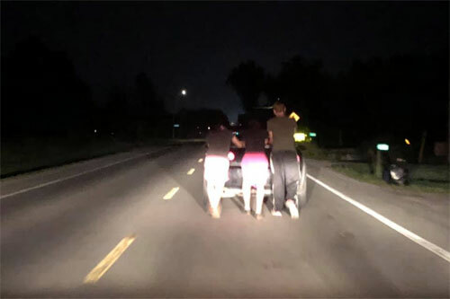 Ba thanh niên tình nguyện đẩy xe giúp một người xa lạ gặp giữa đường.