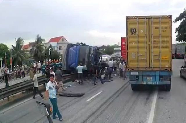 Hai vụ tai nạn giao thông liên tiếp trên QL5 tại xã Cộng Hoà (huyện Kim Thành, tỉnh Hải Dương) khiến 6 người chết, 2 người bị thương.