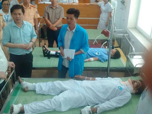 Bộ trưởng Bộ Giao thông Vận tải Nguyễn Văn Thể thăm, tặng quà các nạn nhân đang điều trị tại Bệnh viện đa khoa huyện Kim Thành, Hải Dương.