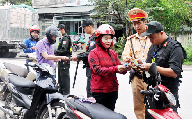 Lực lượng chức năng kiểm tra giấy phép lái xe, đăng ký xe đối với người điều khiển xe mô tô.