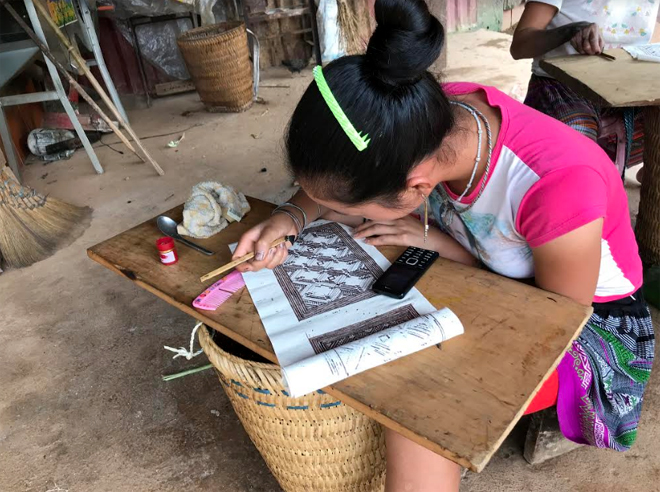 Người dân Mù Cang Chải làm các sản phẩm truyền thống chuẩn bị cho phiên chợ vùng cao.