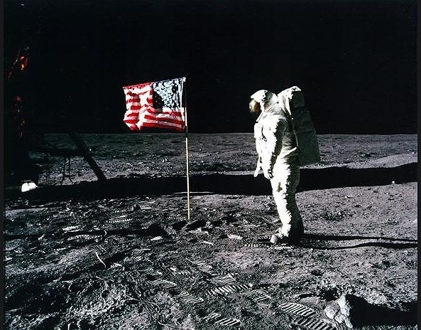 Phi hành gia Neil Armstrong -người đầu tiên trên Trái Đất đặt chân lên bề mặt Mặt Trăng. Neil Armstrong cắm lá cờ Mỹ lên bề mặt Mặt Trăng. (Ảnh: NASA).
