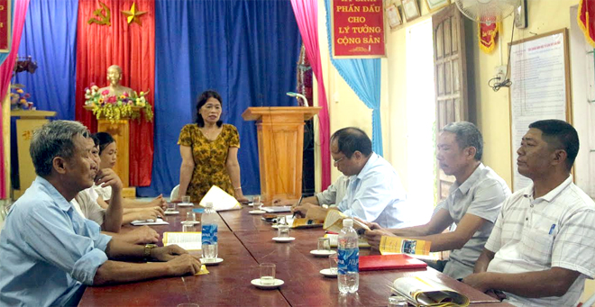 Bà Nguyễn Thị Thu Thủy họp với các hòa giải viên.