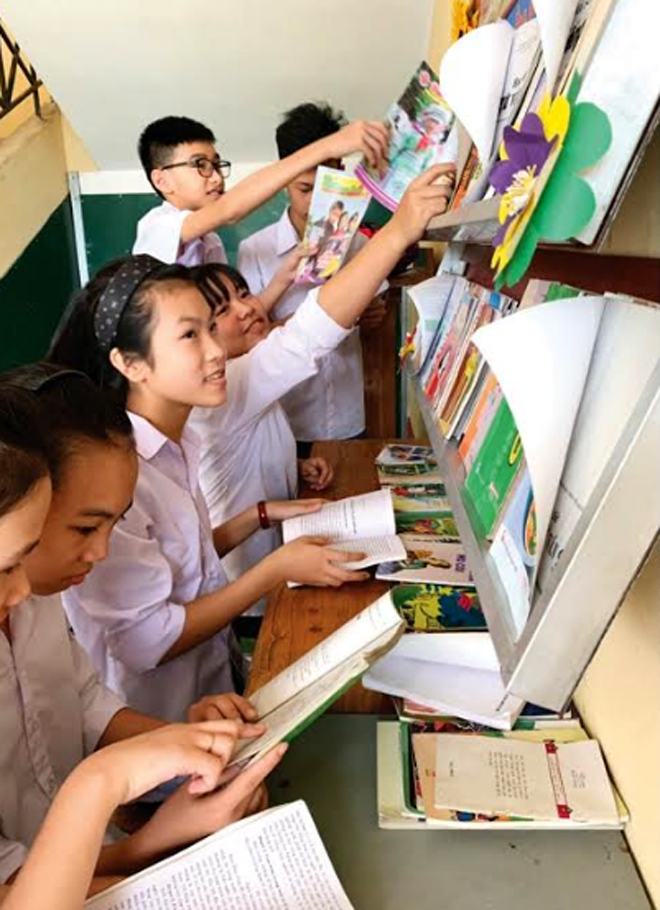Học sinh Trường TH&THCS Âu Lâu, thành phố Yên Bái đọc sách, báo tại góc thư viện của Trường.