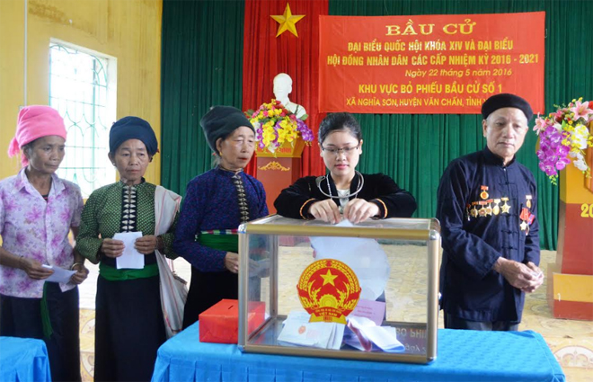 Cử tri xã Nghĩa Sơn, huyện Văn Chấn bầu cử đại biểu Quốc hội và đại biểu HĐND các cấp.