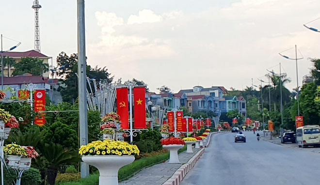 Các tuyến đường thành phố Yên Bái rực rỡ cờ hoa, chào mừng các ngày lễ kỷ niệm của tỉnh và hướng tới Đại hội đại biểu Đảng bộ thành phố Yên Bái lần thứ XX, nhiệm kỳ 2020 - 2025.
