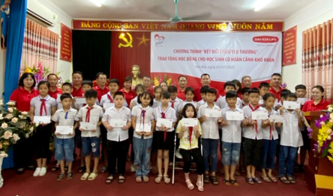 Lãnh đạo Dai-ichi Life Việt Nam trao học bổng cho 74 em học sinh có hoàn cảnh khó khăn tại trường tiểu học Nguyễn Thái Học