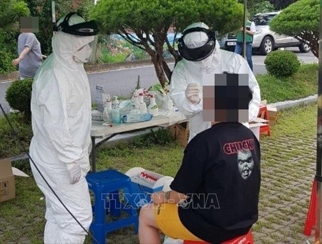 Nhân viên y tế lấy mẫu dịch xét nghiệm COVID-19 cho người dân tại Okcheon, tỉnh Bắc Chungcheong, Hàn Quốc ngày 28/6/2020.