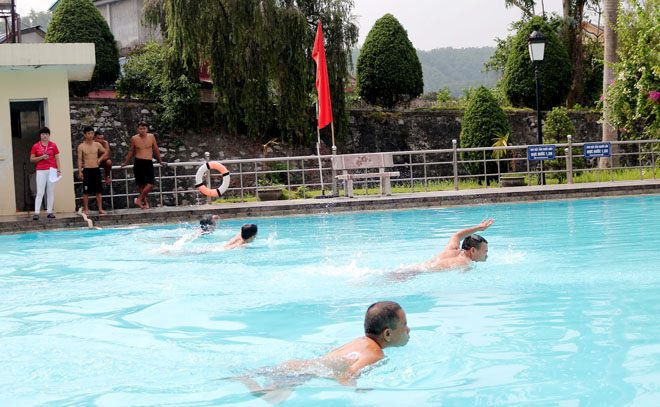 Các học viên thực hành dưới nước về phương pháp cứu nạn bơi