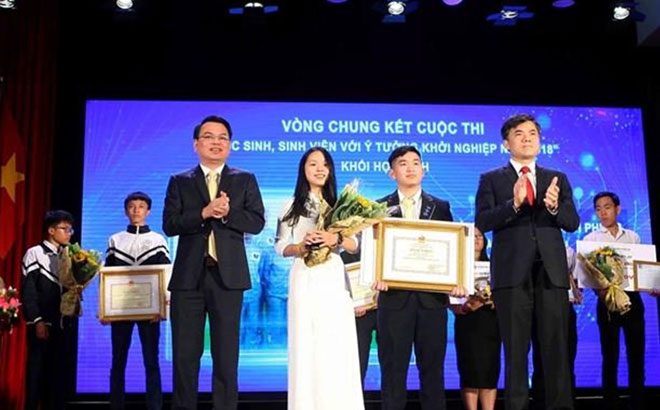 Các học sinh Trường Trung học phổ thông Phan Đình Phùng nhận giải nhất ở khối trung học phổ thông.