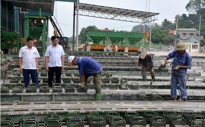 Công nhân Công ty cổ phần Hồng Nam sản xuất các loại cột điện cung ứng cho các công trình điện trong và ngoài tỉnh.
