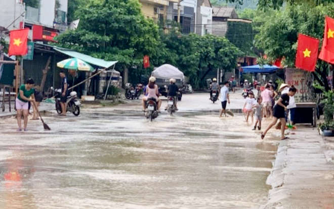 Trận mưa đêm 4 ngày 5/7 vừa qua đã làm nhiều tuyến đường ở thị trấn Yên Thế và xã Minh Xuân, huyện Lục Yên bị ngập úng cục bộ, gây khó khăn cho người và người tiện lưu thông.