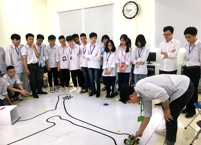 Một buổi sinh hoạt của Câu lạc bộ STEM Trường THPT Chuyên Nguyễn Tất Thành.