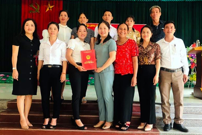 Bà Hà Thị Đoá – Phó Chủ tịch Hội LHPN tỉnh (người thứ 4, trái sang) trao Giấy chứng nhận cho HTX Thanh long ruột đỏ Minh Quân.