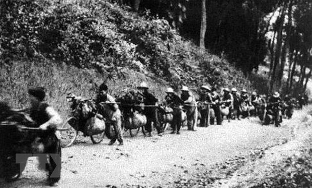 Dân công thồ hàng bằng xe đạp phục vụ cho chiến dịch Điện Biên Phủ. (Ảnh: Tư liệu/TTXVN)