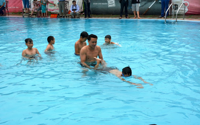 Trẻ em trên địa bàn huyện Trấn Yên học bơi phòng, chống tai nạn đuối nước.