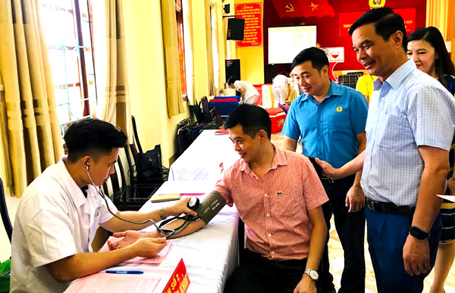 Đồng chí Dương Văn Tiến - Phó Chủ tịch UBND tỉnh, Trưởng ban Chỉ đạo vận động hiến máu tình nguyện tỉnh dự Ngày hội hiến màu tình nguyện.