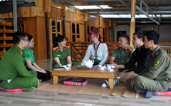 Thượng tá Lý Thị Cung - Phó Trưởng Công an huyện Mù Cang Chải (thứ 3 từ trái sang) bám sát cơ sở để nắm bắt tình hình an ninh trật tự.