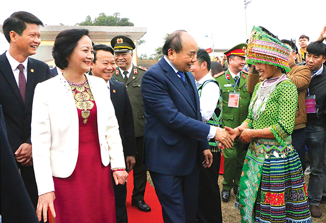 Thủ tướng Chính phủ Nguyễn Xuân Phúc cùng các đồng chí lãnh đạo tỉnh chúc mừng nhân dân huyện Trấn Yên trong Lễ công bố huyện Trấn Yên đạt chuẩn quốc gia nông thôn mới năm 2020.